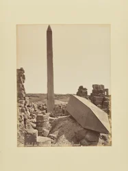 Obeliskien yksityiskohta ja karyatidien piha - Karnak
