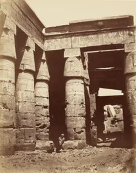 Karnakissa sijaitsevan Ramses III:n temppelin ensimmäisen sisäpihan sisäosa [Theba]