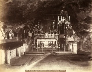 Jerusalemissa sijaitsevan Tuskantäyteisen rukouksen luolan eli Tuskantäyteisen rukouksen basilikan sisätila. Nykyään sitä kutsutaan Kaikkien kansojen kirkoksi. Perimätiedon mukaan Jeesus vietti täällä viimeiset hetkensä ennen pidätystään