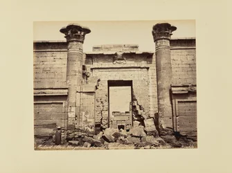 Medinet Habu. Pienen temppelin yleisnäkymä, portin yksityiskohta (Egypti)
