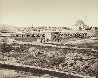 Panoraamanäkymä asutulle alueelle, jossa on moskeija, Israelissa