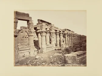 Philae. Isiksen pylväikkö obeliskilta nähtynä (Egypti)