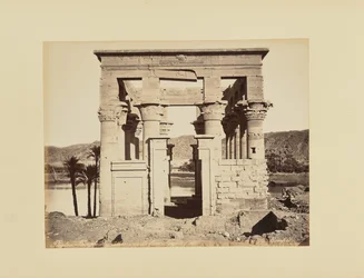 Philae. Hypetraalityyppinen temppeli edestä nähtynä, Egypti