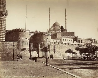 Citadelin Bab el-Azab -portti, taustalla Muhammad Alin moskeija, Kairossa, Egyptissä