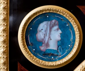 Yksityiskohta huonekalusta koristaa ebenisti Guillaume Grohen (1808-1885) Brignole Sale -suvun vaakunaa Felix Dubanin (1798-1870) piirustuksen mukaan. Maria Brignolen asunnot Sale De Ferrari, Gallieran herttuatar (1811-1888), kalusteet