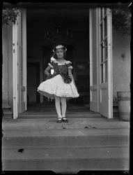 Kuva Susanne sordidness (1911-1991) lapsena puvussaan