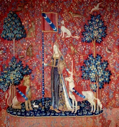 Nuori nainen leijonan, yksisarvisen, apinan ja kanien ympäröimänä - Vuosina 1484-1500 valmistettu villa- ja silkkikuvakudos. Boussacin linnasta, Creuse. Mitat: 3,7 x 4,7 m - Pariisi, Kansallinen keskiajan museo, Clunyn kylpylät - Tuntoaistin allegoria