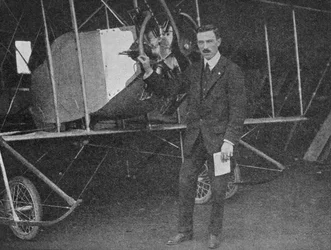 Yksi parhaista ohjaajista: Lewis WF Turner seisomassa Caudron-harjoittelukaksolentokoneen vieressä, 1913 1934