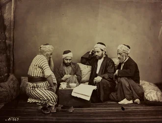 Albumi Damas et Baalbek: Ryhmä syyrialaisia istumassa pöydän ympärillä