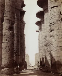 Amon-Ran suuren temppelin hypostyle-salin pylväät Karnakissa, Egyptissä