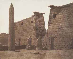 Luxor Thebes, aikaisempi rakentaminen - Colossi Pylon ja obeliski, 1851-52.