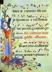 Ms 558 f.13v Historioitu alkukirjain "I", joka kuvaa evankelista Pyhää Johannesta. Sivulla on nuotteja missalista, 1430-luvun alussa