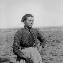Nuoren talonpojan muotokuva perinteisessä asussa, Abruzzo, Italia, noin 1900