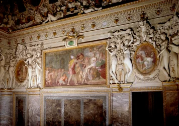 Arkkitehtuuri: yksityiskohta Anne de Pisseleun, Étampesin herttuattaren (1508-1580) ja Frans I:n suosikin, huoneesta Fontainebleaun linnassa, joka tunnetaan Kuninkaan portaikkona