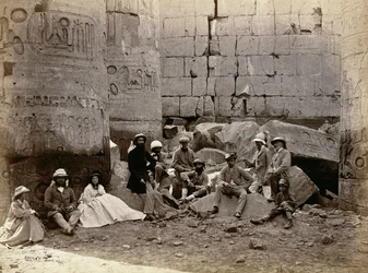 Ryhmäkuva pylväiden salissa, Karnak, Thebe, 1862.
