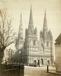 Lichfieldin katedraali, Staffordshire, vuodelta 1860
