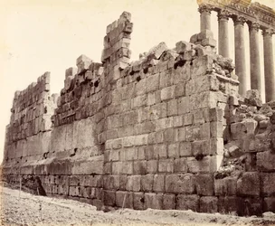 Auringon temppelin ulkoseinän länsipää, Baalbek