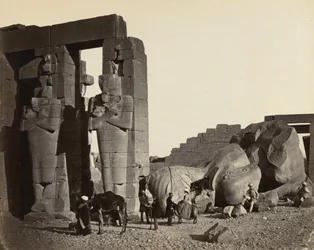 Pudonnut patsas Ramesseumissa, Thebes