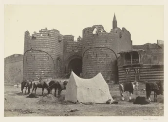 Näkymä Bab al-Azabille, portti Kairon linnoitukseen Báb El-Azab Citadel (nimi esineessä)