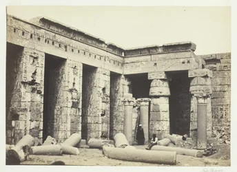 Medinet Habbon sisätuomioistuin, Thebes, 1857.