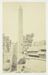Obeliski ja graniittilootuspylväs, Karnac, 1857.
