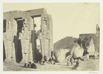 Osiriksen pilarit ja kaatunut suuri kolossi Memnoniumissa, Thebes, 1857.