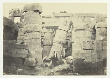 Pilarit suuressa salissa, Karnac, 1857.