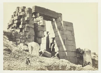 Graniittipylväs, Thebes, 1857.