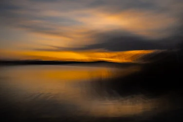 Tiivistelmä: Auringonlaskun hehku