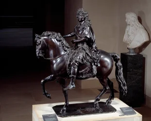 Kuningas Ludvig XIV:n (1638-1715) ratsastajapatsas, pronssia, valettu vahavalumenetelmällä. 1600-luku. Mitat: 1,02 x 0,98 x 0,5 m. Pariisi, Musée du Louvre