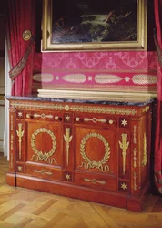 Ensimmäinen empire-tyylinen lipasto, 1804-15 (akasia, marmori ja kullattu pronssi)