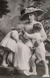 "Espanjan kuningatar Victoria prinssi Alfonson, prinsessa Maria Christinan ja prinsessa Beatricen kanssa, 1911.