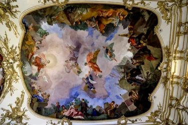 Schönbrunnin palatsin suuren gallerian kattofresko, joka esittää rauhan ja vaurauden vertauskuvan, Wien, Itävalta, 2024 (kuva).