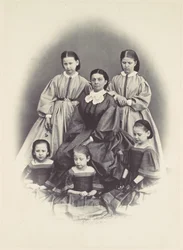 [Istuvan naisen muotokuva viiden tytön ympäröimänä, istuva ja seisova], 1850-60-luku.