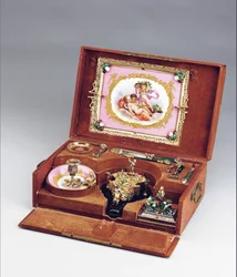 Napoleon III Case Necessarie de Bureau, n. 1864-66 (emaloitu hopea, kullattu hopea, verikivi, Sevres-tyylinen posliini ja puolijalokivet) (katso myös 1065856-9)