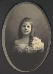 [Tyttö, jolla on valkoinen olkapäämekko], 1890-luku.