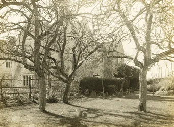 Kelmscottin kartano: Kelmcott Comment: From the Orchard