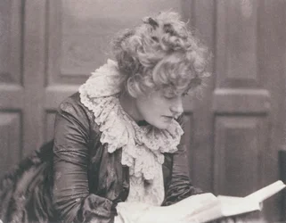 Muotokuva Ellen Terryn (1847-1928) lukemisesta, kirjoittanut Frederick Hollyer (1837-1933) (seepiakuva)
