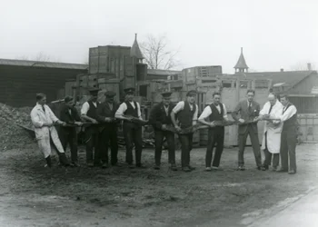 20 jalkaa pitkä Python, jota kantoi yksitoista Zoological Societyn henkilökunnan jäsentä, Lontoon eläintarha, 1924