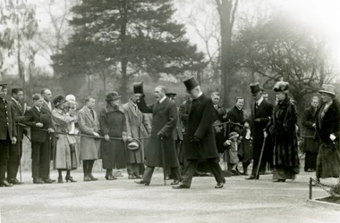 Kuningas Yrjö V nosti hattua seurueensa edessä olevalle väkijoukolle vieraillessaan Lontoon eläintarhassa avatakseen virallisesti akvaarion huhtikuussa 1924