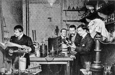 Ranskan alkemian ja astrologian seuran johtajat laboratoriossaan, 1903