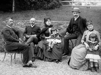 Kaupunkilaisten perhe poseeraa puutarhassaan lähellä Bourmontia Haute-Marnessa (Haute Marne), noin 1880. Valokuvaus. Ducos kokoelma.