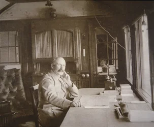 Kenraali Pétain junavaunun pääkonttorissaan Verdunin taistelun aikana helmi-joulukuussa 1916 (m/v kuva)