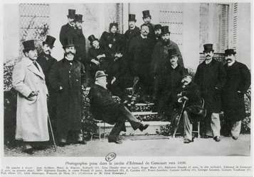 Ryhmä Edmond Huot de Goncourtin puutarhassa, noin 1890.