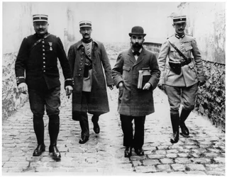 Henri Desire Landru (1869-1922) kolmen poliisin kanssa, n. 1919