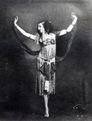 Ida Rubinstein Salomen roolissa (bw kuva)