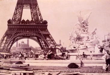 Miehet rakentavat suihkulähdettä St. Vidal lähellä Eiffel-tornia, n. 1888