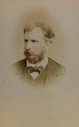 Ranskalaisen taidemaalarin William Bouguereaun muotokuva; käyntikortti (m/w kuva)