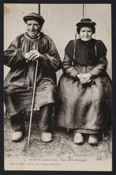 Postikortti, joka kuvaa vuoristolaisia Sauguesissa, Haute-Loiressa, noin 1900