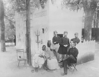 Senegalilainen kylä Exposition Universelle -näyttelyssä Pariisissa, 1889